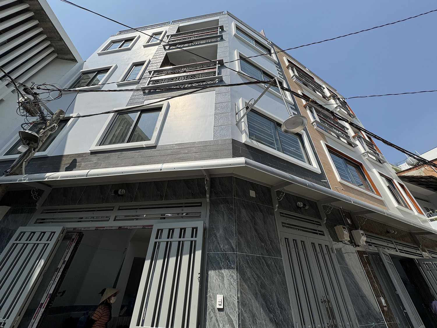 Chính thức mở bán biệt thự mini 3 lầu HXH VF5 khu cao cấp Hoàng Diệu - Trước nhà có sân đỗ ôtô